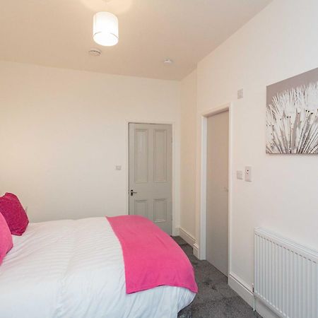 Cherry Property - Berry Apartments Blackpool Oda fotoğraf